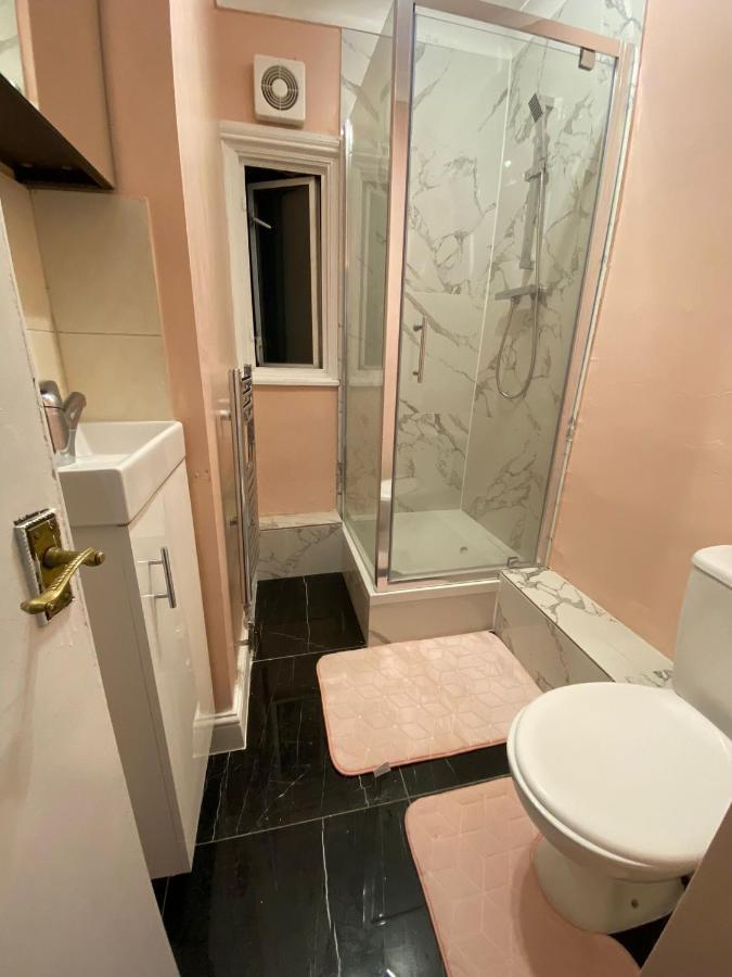 1 Bedroom Luxury Apartments By London City Exterior photo