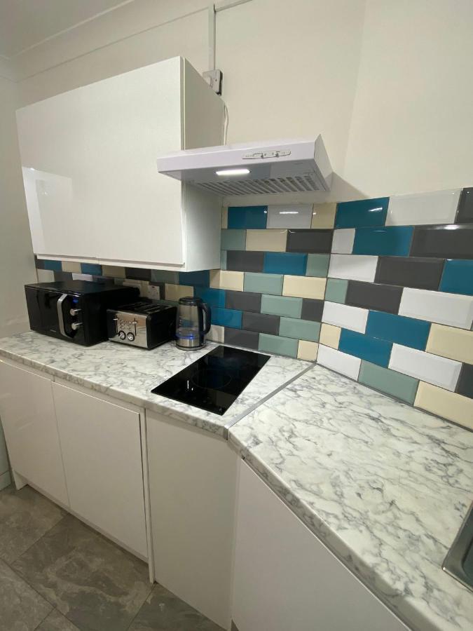 1 Bedroom Luxury Apartments By London City Exterior photo